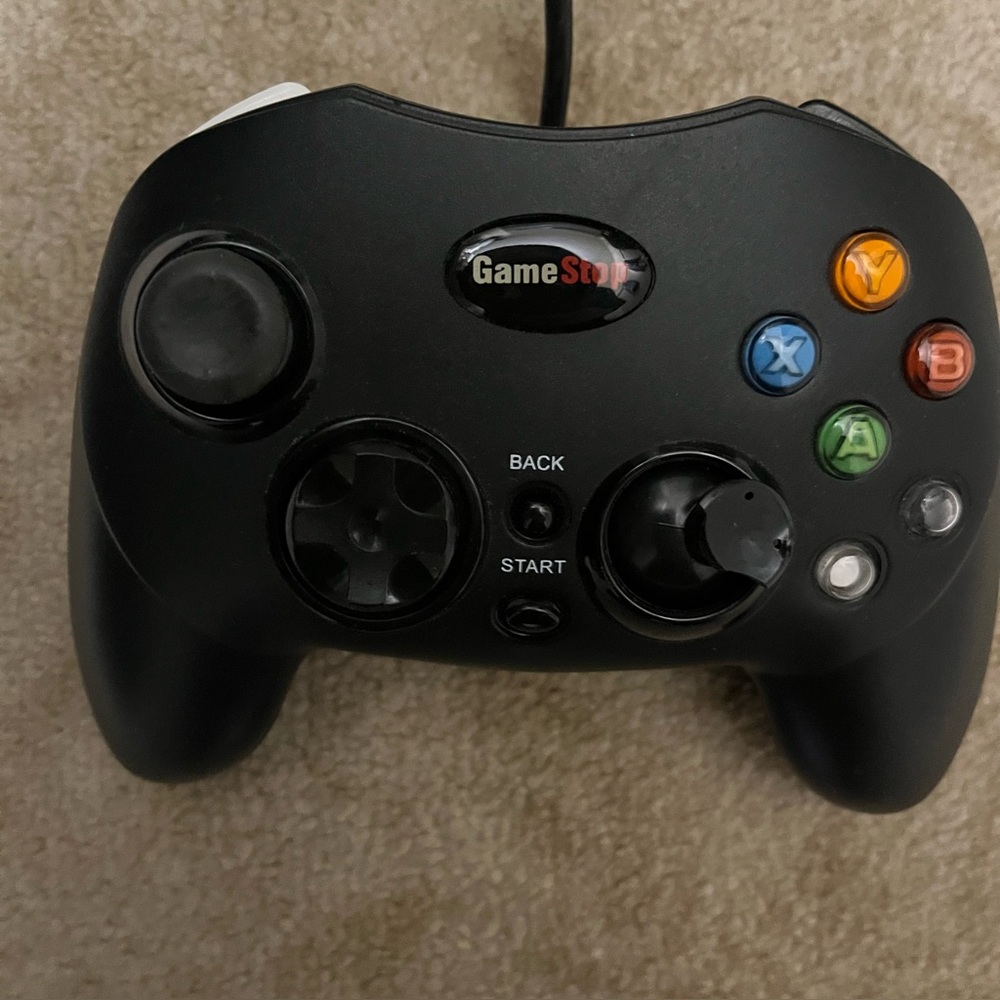 GAME STOP - 
Corded Wired Controller 
For Xbox
Black